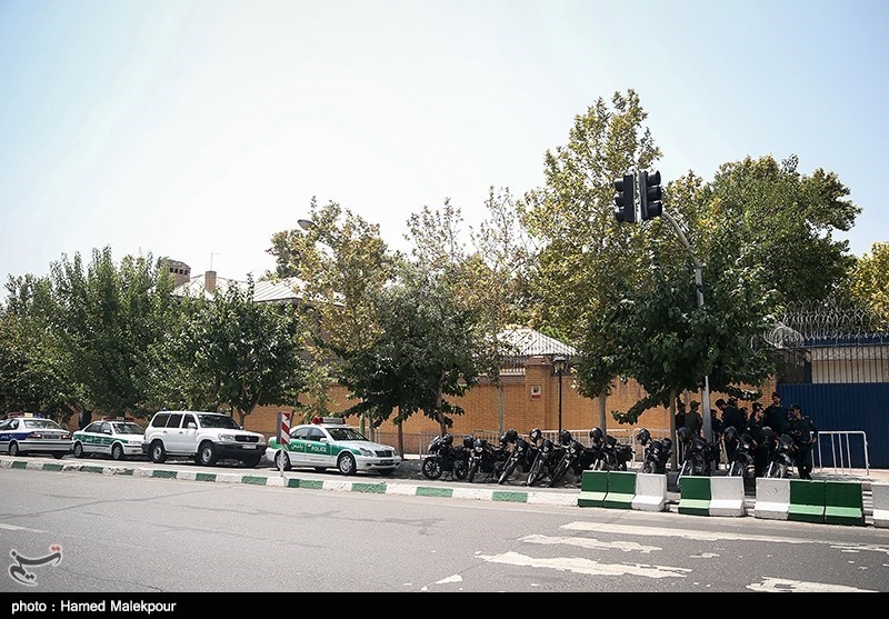 بازگشایی بی سر و صدای سفارت روباه پیر/ سفارتخانه انگلیس تحت تدابیر شدید امنیتی - پلیسی بازگشایی شد + فیلم و عکس