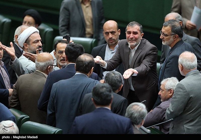 تصویب نمایشی جزئیات طرح برجام پس از جلسه شبانه شمخانی - لاریجانی/ با ممانعت از طرح 200 پیشنهاد، جزئیات در 20 دقیقه تصویب شد!/ تایید پیش بینی نادران: به امید اصلاح جزئیات به کلیات رای می دهید ولی شما لاریجانی را نشناختهاید/ اشکهای زارعی بر فرجام برجام