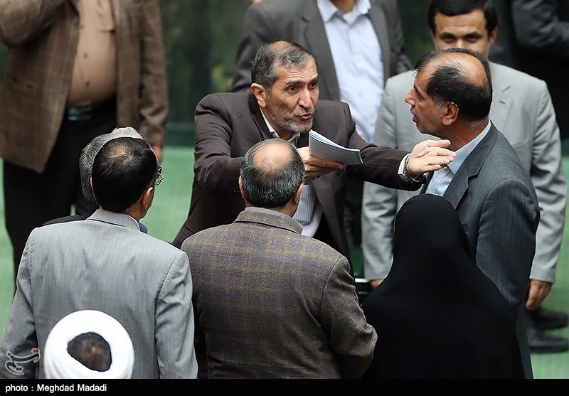 تصویب نمایشی جزئیات طرح برجام پس از جلسه شبانه شمخانی - لاریجانی/ با ممانعت از طرح 200 پیشنهاد، جزئیات در 20 دقیقه تصویب شد!/ تایید پیش بینی نادران: به امید اصلاح جزئیات به کلیات رای می دهید ولی شما لاریجانی را نشناختهاید/ اشکهای زارعی بر فرجام برجام