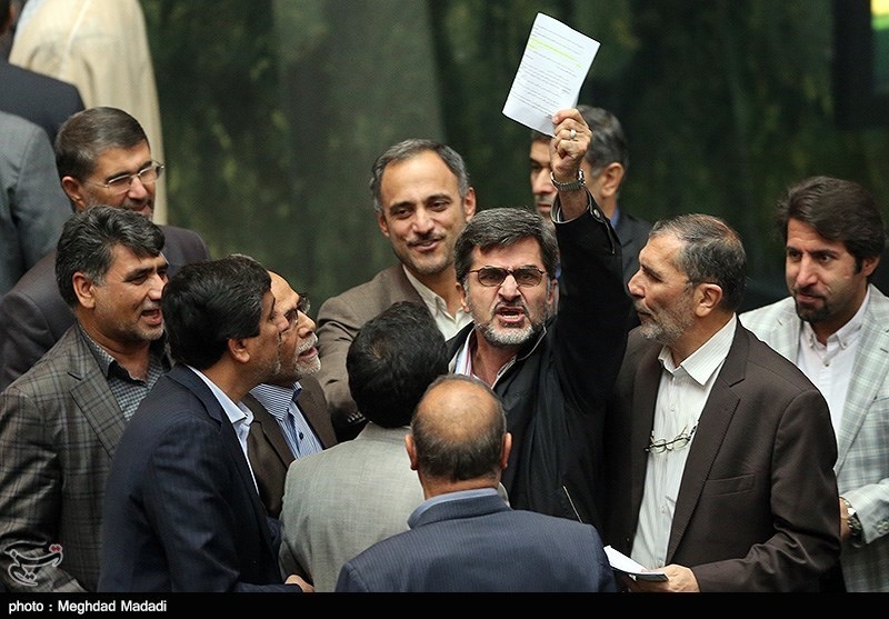 تصویب نمایشی جزئیات طرح برجام پس از جلسه شبانه شمخانی - لاریجانی/ با ممانعت از طرح 200 پیشنهاد، جزئیات در 20 دقیقه تصویب شد!/ تایید پیش بینی نادران: به امید اصلاح جزئیات به کلیات رای می دهید ولی شما لاریجانی را نشناختهاید/ اشکهای زارعی بر فرجام برجام