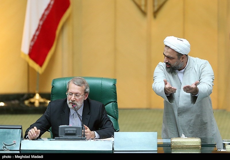 تصویب نمایشی جزئیات طرح برجام پس از جلسه شبانه شمخانی - لاریجانی/ با ممانعت از طرح 200 پیشنهاد، جزئیات در 20 دقیقه تصویب شد!/ تایید پیش بینی نادران: به امید اصلاح جزئیات به کلیات رای می دهید ولی شما لاریجانی را نشناختهاید/ اشکهای زارعی بر فرجام برجام