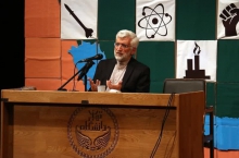 دلخوش کردن به آمریکا یا تعامل گسترده و سازنده با کشورهای جهان؟!/ میگفتند خزانه کشور خالی است درحالی که دهها میلیارد سرمایه در خزانه کشور بود/ پس از آنکه سرانجام سراب را دیدند گفتند آمریکاییها اخلاق را باختند! به جای دوگانههای واهی به این دوگانه پاسخ دهند: دلخوش کردن به آمریکا درست است یا تعامل سازنده و گسترده با سایر دنیا؟! دنیا در آمریکا و چند کشور اروپایی خلاصه نمیشود.