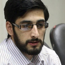 سرِ نخ را بگیرید چقدر سادهاند آنها که گمان میکنند یکی صرفاً از روی بی اطلاعی و هیجانات جوانی، فحش ناموسی و لعن و نفرین به علامه ای بلندمقام روانه داشته و میشود با او بنشینیم گفتوگو کنیم یا نصیحتش کنیم که سر به راه شود. چقدر ساده اند آنها که نمیدانند سیاست ورزی در ایران پُر است از پشتپرده های مگو.