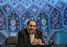 نتیجه وابستگی به نفت این است که بچهپولدار مفتخور تبدیل به بچه بیغیرت بین المللی میشود/ مصرف بیش از نیاز در زندگی شخصی دزدی است/ مشکل از تحریم نیست، از اسلام امریکایی است در بسیاری از موارد دولتها وقتی به وعدههای خود نتوانستند عمل کنند راحتترین کار برای آنان این بود که ادای اپوزیسیون را درآوردند، این کار در دولت قبل شد، در دولت قبل از قبل هم انجام شد و در این دولت هم انجام میشود، این کار مسئولانه نیست، همه مشکل دارند، اینکه رؤسای سه قوه میگویند نمیگذارند، به این معنی است که یا مردم یا دیگران نمیگذارند، همه مقصرند بهجز مسئولان سه قوه.