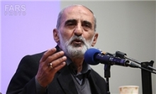 شریعتمداری: یک ساعت هم تخفیف دادهاند! مدیرمسئول کیهان در یک جمع دانشجویی لطیفه جالبی را در توصیف بهانه های آمریکا در مذاکرات هسته ای تعریف کرده است.