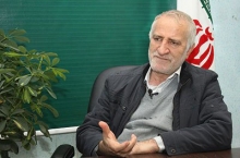 با کمی ملاحظه و بررسی می توان به خوبی دریافت که دولت یازدهم در طول دو ساله اخیر اصولاً وقعی به برنامه پنجم توسعه نداده است، و با بهانه تحریم و انداختن همه مشکلات به عهده تحریم عملاً اجرای برنامه را متوقف کرده است و از ارائه برنامه ششم به مجلس نهم نیز طفره رفته است. برنامه ششم باید در شهریور ماه به مجلس داده می شد، ولی هنوز بوئی از ارائه آن به مشام نمایندگان نمی رسد. از محافل درون دولت هم زمزمه و خبرهائی می رسد که دولت قصدی برای ارائه برنامه ششم به مجلس نهم ندارد.