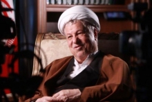 هاشمی 58: از خشونت نمی ترسیم، جلوی مردم آنها را تخطئه می کنیم/ هاشمی 95: مخالف تعطیلی دانشگاه ها بودم! همچنین در ادامه با استناد به صورت مذاکرات شورای انقلاب در تاریخ 18/6/58 به نقل از هاشمی آمده است: «...بگذارید آن ها شلوغ کنند...آن وقت جلو مردم آن ها را تخطئه می کنیم.جلوگیری از کار آن ها(گروهک ها) کاملا ممکن است...جلوگیری از شلوغی می شود کرد. از خشونت نمی ترسیم. امروز شروع شود بهتر از 3 ماه دیگر است.»