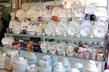در چند سال گذشته میزان تولیدات ما به یک سوم کاهش یافته است/ با انرژی گران نمی توان با کالاهای مشابه خارجی رقابت کرد در حال حاضر ۳۰ درصد درآمد یک نیروی کار به عنوان بیمه باید پرداخت شود. اگر همین هزینه برای کارفرما ۵۰ درصد کاهش پیدا کند می تواند تعداد نیروی کار خودش را افزایش داده و از این طریق تولید خودشان را افزایش دهند. چون به هرحال تولیدکننده و کارخانه دار هم به دنبال کسب سود بوده و اگر سود داشته باشند می توانند تولید خودشان را افزایش دهند.