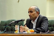 کارگران در جامعه تریبون و تشکل منسجم ندارند تصور ما این است که نزدیک به ۵۰ درصد داروهای کشور به لحاظ ارزش وارداتی است در حالی که سازمان غذا ودارو این رقم را ۳۵ درصد اعلام می کند! بسیاری از داروهای ما تحت لایسنس است یعنی دارویی که کاملا اسم خارجی دارد و فقط در داخل کشور بسته بندی می شود اما در نهایت به خاطر بسته بندی اسم در داخل کشور نام آن را تولید داخلی می گذارند! وی ادامه داد: متاسفانه مشاهده می شود موضوع داروهای وارداتی که داخلی نامیده می شوند بسیار گسترده شده است بنابراین واردات دارو در شرایط مساعدی به سر نمی برد و متاسفانه به شدت گرفتار واردات در دارو هستیم و فرهنگ مصرف دارو با چنین نحوه مجوز دادنی کاملا تخریب شده است.