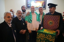 خادمان امام رضا (ع) بر بالین جانبازی که هرگز نخوابیده کاروان معنوی «زیر سایه خورشید» ضمن دیدار با خانواده جانباز 45 درصد، جواد جامهشورانی و عیادت از ایشان، به دیدار خانواده شهیدان شهرستان هرسین به ویژه شهید منصوری از شیفتگان امام رئوف(ع)، رفت.