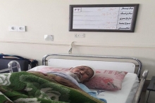 پیرمرد نابینا همچنان در انتظار کمک خیّرین است پیرمرد تبعه افغانستان که مدتی پیش تحت عمل جراحی قرار گرفت، علیرغم مساعدتهای بیمارستان همچنان برای پرداخت بخشی از هزینههای درمان نیازمند کمک خیّرین است.