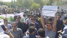 سنوات دانشجویان کارشناسی به ۱۰ ترم افزایش مییابد
اعتراض دانشجویان به اجرای قانون سنوات دانشجویی بیش از یک سال است که در دانشگاه های مختلف ادامه دارد و اکنون وزیر علوم از قانون جدیدی در این زمینه خبر می دهد.