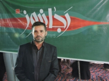 در زیارت اربعین جای برادران «یمنی» خالیست؛ دنیا و حتی جهان عرب در مقابل جنایات آل سعود سکوت کرده است/ از ابتدای انقلاب به شخص امام خمینی و نظام جمهوری اسلامی علاقه مند بودیم/ تا عشق اباعبدالله(ع) میان مردم ایران و عراق وجود دارد از یکدیگر جدا نخواهند شد مردم یمنی مردم بسیار مظلومی هستند. سالهاست که برادران شیعه ما در یمن مورد تعرض و هجوم ظالمانه حکومت عربستان و هم پیمانان آن هستند. چیزی که قلب من را به درد می آورد این است که دنیا در مقابل این جنایات سکوت کرده است و متاسفانه حتی کشورهای عربی هم از آنان حمایت نمیکند. شما ببینید قتل خاشقچی چقدر در رسانه های دنیا بازتاب داشت و چقدر حکومت های مختلف آن را محکوم کردندولی در مقابل کشتار مردم یمن برایشان اهمیت نداشت این ها همه سیاسی کاری است نه بیشتر. ما در این زیارت به یاد برادران یمنی مان هستیم و از امام حسین علیه السلام می خواهیم این مردم مظلوم را از چنگال خاندان ستمگر آل سعود نجات بدهد.