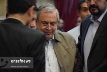 چرا حامیان دیروز دولت امروز ژست مخالفت میگیرند؟/ واعظی: اگر فکر میکنند که این انتقادات موجب رایآوری آنها در انتخابات میشود، اشتباه میکنند به هرحال دعوای حجاریان و دیگر اصلاحطلبان بر سر نقد دولت و عبور از حاکمیت چیزی نیست که بشود پنهان کرد. اصلاحطلبی با مشکل جدی بحران مشروعیت روبه روست و طبق گفته خودشان، عملکرد ضعیف دولت دست آنها را برای انتخاباتهای بعدی بسته است. اتفاقی که باعث میشود سعید حجاریان به ایدههای عبور از روحانی و در شرایط بحرانی خروج از حاکمیت برسد و آنها را تنها راه حلهای تمام نشدن تاریخ انقضا اصلاحات بداند.