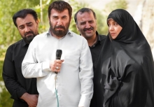 «زهرمار»؛ فیلمی که کسی کمدی بودنش را گردن نمیگیرد زهرمار هیچ خلاقیتی ندارد و نویسنده فقط کلیشههای سیمای ایران را سر هم کرده است؛ کلیشههای تاریخ گذشتهای مثل نشان دادن چهرهای تیپیک و پلاستیکی و باورناپذیر از اقشار مذهبی، شوخی با مراسم خاکسپاری در قبرستان و ...