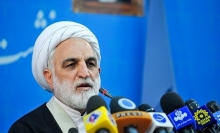 نباید اجازه داد ثروتها در اختیار عدهای قرار گیرد و یکی نان شب نداشته باشد/ ۶۰ تن طلا در بازار ریختند و عدهای خاص با دریافت وام آن را خریدند حجت الاسلام اژه ای با بیان اینکه ۶۰ تن طلا در بازارها ریخته می شود و عده ای خاص تعداد زیادی از آن را خریداری می کنند، گفت: این افراد میلیاردها تومان تسهیلات که باید از طریق بانک ها در اختیار تولید کننده قرار گیرد، اخذ کرده و طلا می خرند.