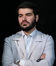 با صف اول نشینان فاش میگوییم راز؛ اعتراض ما سر جای خودش باقیست باز میثم مطیعی شب گذشته در حرم حضرت معصومه (ع) شعری درمورد حوادث این هفته سطح کشور قرائت کرد.