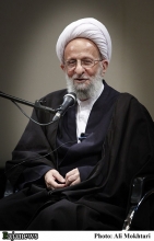 آمریکاییها میگویند هدف ما تشکیل جامعه واحد مدنی است و کسی که با آنها مخالف باشد تروریست است/ کسانی که خودخواهی و خودمحوری بر روحشان غالب است میگویند من قدرت داشته باشم، هر اتفاقي که ميخواهد بيافتد! حضرت آیت الله مصباح یزدی در دومین جلسه از سلسله جلسات «اخلاق و سیاست»، سه نظریۀ جدایی اخلاق و سیاست، وجود سیستم اخلاق سیاسي مستقل و تقدم مصالح سیاسی بر مصالح اخلاقی را بهطور اجمالی مورد نقد و بررسی قرار دادند.