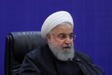 ۱۰ استان از پیک کرونا عبور کردهاند/ افراد مبتلا را از طریق موبایلشان رهگیری میکنیم/ اقدامات سختگیرانه را باید ادامه دهیم روحانی با تاکید بر اعلام آمار در برخورد با افراد متخلف در ادارات گفت: باید افراد مبتلا را شناسایی و از جامعه جدا کنیم. کشورهایی هستند که با سیستم مانیتورینگ افراد مبتلا را رهگیری میکنند اما ما این سیستم را نداریم و باید با موبایل این کار را انجام دهیم.