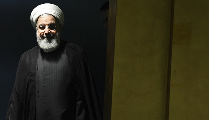 روحانی: ملزومات سفره مردم خط قرمز دولت است!/ خط قرمز روحانی روی سفره مردم/ مرکز آمار: در هفت سال گذشته سفره مردم کوچکتر شده است سرانه مصرف کالاهای اساسی در سفره مردم طی سالهای اخیر همواره نزولی بوده است؛ به طوری که هر شهروند ایرانی در سال ۹۸ نسبت به سال ۹۰ به ترتیب ۱۲ کیلوگرم برنج، ۳ کیلوگرم گندم، ۵ کیلوگرم گوشت، ۲۱ کیلوگرم شیر کمتر مصرف کرده است.