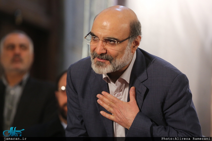 آبروی صداوسیما به پای کسی ریخته شد که هر چه بیشتر با او همراهی کنید گستاختر میشود/ او دیگر نمیگوید که کسی نباید به من توهین کند، بلکه با قلدری تمام میگوید اصلا منتقدان من را به صداوسیما دعوت نکن! میتوانید از اصول خودتان کوتاه بیایید و زیر پای نیروهای خودتان را برای هر حرکت نقادانهای در آینده خالی کنید، یا میتوانید مثل سخنگوی قوه قضائیه نه تنها از عصبانیت او نترسید که حتی به استقبال سخنانش بروید.