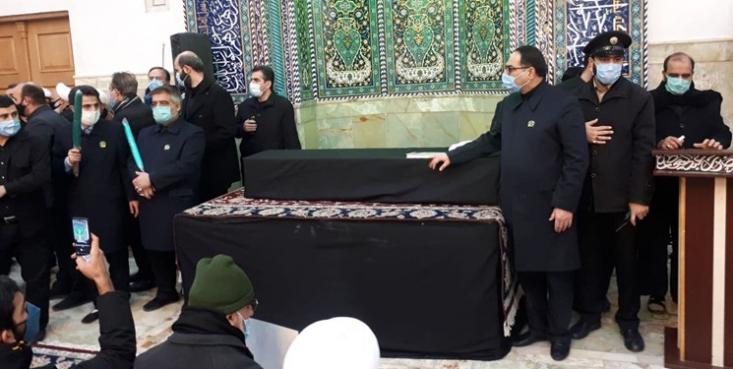 وداع با پیکر عمار انقلاب در حرم حضرت عبدالعظیم(ع)/ پیکر مطهر علامه مصباح یزدی گرد مضجع حرم حضرت سیدالکریم طواف داده شد پیکر مطهر این عالم ربانی در حرم مطهر تشییع و سپس گرد مضجع حرم حضرت سیدالکریم و امام زادگان واجب التعظیم مدفون در این آستان طواف داده شد.