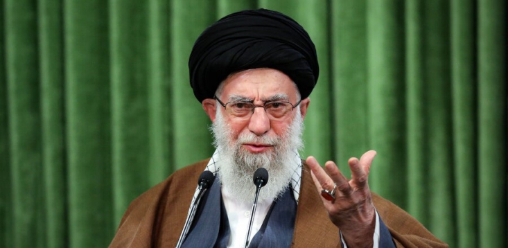 وقتی آمریکا از برجام خارج شد دستور قرآن این است که تو هم تعهد را رها کن/ با این حال باز هم دولت محترم ما تعهدات را رها نکرد/ حد غنیسازی ایران ۲۰درصد نیست، متناسب با نیاز کشور ممکن است به ۶۰درصد هم برسد/ باید به دقت به قانون مجلس که قانون خوبی است عمل شود در این میان آن دلقک صهیونیست بینالمللی دائم میگوید ما نمیگذاریم ایران به سلاح هستهای دست یابد، در حالی که باید به او گفت اگر جمهوری اسلامی تصمیم به دستیابی به سلاح هستهای داشت، او و بزرگتر از او هم نمیتوانستند مانع شوند.