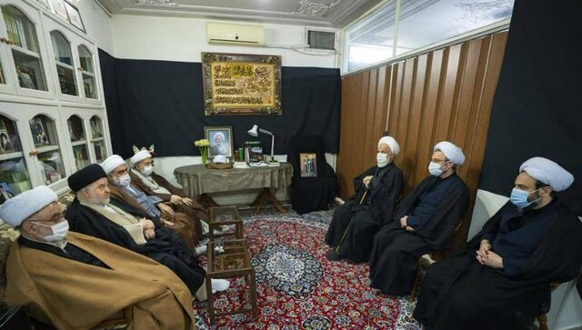 حضور نماینده آیتالله سیستانی در منزل مصباحیزدی نماینده تامالاختیار آیتالله سیدعلی سیستانی شب گذشته (سهشنبه - ۱۶ دی) برای عرض تسلیت در منزل مرحوم آیتالله مصباح یزدی حضور یافت.