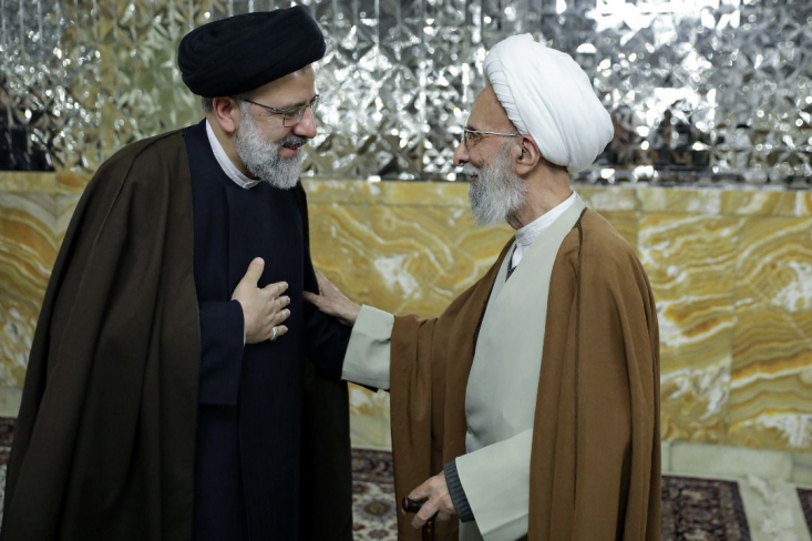 ارتحال این فقیه انقلابی و حکیم وارسته مصیبتی جانکاه برای حوزههای علمیه و دوستداران انقلاب بود/آیت الله مصباح یزدی آنچه در مقام علم آموخته بود، در مقام عمل و در دفاع از انقلاب اسلامی و ولایت فقیه بذل کرد شجاعت این فقیه برجسته در بیان حقیقت و بی توجهی به ملامت کنندگان و غیرت این مرد بزرگ در دفاع از ولایت فقیه، او را به خار چشم دشمنان این انقلاب مبدل کرد تا از هیچ کوششی برای تخریب و ترور شخصیت این عالم وارسته کوتاهی نکنند.