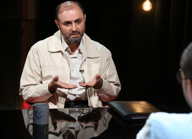 روایتی از مظلومیت علامهای ذوفنون/مردی که در علم و حکمت سلمانگونه و در مبارزه با اشرافیت و انحراف مثل ابوذر و در جهاد تبیینی چون عمار بود/ چرا در تهران حتی یک عکس از علامه مصباح یزدی نصب نشده است؟ شهرداری معظم تهران کجاست؟ سازمانهای فرهنگی رسانهایمان کجایند؟ اینها که برای خیلی کوچکترها سنگتمام میگذاشتند؟ همین اخیراً برای یک هنرمند ضدانقلاب و یک روحانی دگراندیش شهر را پر از عکس و پوستر کردند.