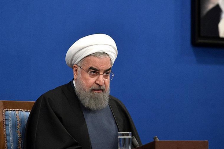 نگاهی به اختناق قرون وسطایی حامیان روحانی/ چوب سانسور مدعیان آزادی بیان بالای سر صداوسیما/ چرا رسانه ملی با فرمان دولت حرکت میکند؟ آملی خطاب به روحانی گفته بود: شما خودتان شفاهاً یا کتباً٬ با واسطه یا بیواسطه بارها گفتهاید که «چرا با فلان روزنامه یا فلان سایت برخورد نمیکنيد؟» یا نزد مقام معظم رهبری گلایه میکنيد اما ندای آزادی مطبوعات سر میدهيد.