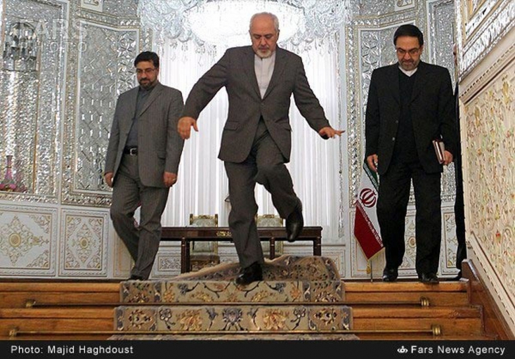 آرایش غلیظ «عروس انتخاباتی» غربگرایان/ «غسل تعمید» وزیری که در نیویورک سربازی کرده و از تاریخ مدافعان حرم چیزی نمیداند/ آیا حاضرند اسناد اصرار ظریف برای گفتگو با «قاتل سلیمانی» را افشا کنند؟ داستان صوت ظریف داستان نشت و درز و سرقت نیست. با یک پروژه تبلیغاتی کاملاً «هماهنگ» و «طراحی شده» انتخاباتی مواجه هستیم که حتی زمانبندی انتشار هم با سفر «سوژه» هماهنگ شده تا نباشد که بخواهد توضیحی دهد. البته طراحان برخی محاسبات را اشتباه کردند و سخت پشیمان خواهند شد.