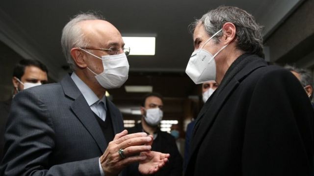 توافق اصلاحطلبانه؛ استقبال اصولگرایانه!/ پس از ذوقزدگیها در سفر روسیه؛ این بار استقبال شتابزده درباره بیانیه مشکوک دولت و آژانس توافق دولت روحانی و آژانس همراه با ابهامات فراوان و عدم شفافیت بوده است. با این وجود اصولگرایانی که قبلا از برجام با عنوان «توافق متوازن» حمایت کردهاند بار دیگر به استقبال مماشات جوییهای دولت رفتهاند.