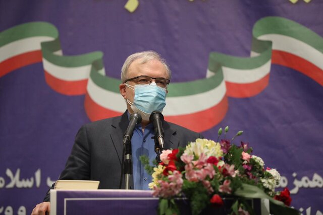 میگویند من واکسن روسی نمیزنم؛ خب معلوم است که مبتلایان نباید واکسن بزنند!/ این حرفها چیست که میگویید و دل مردم را خالی میکنید/ مگر بیغیرت شدهایم که برویم واکسن نامرغوب وارد کنیم/ بهخدا این حرفها خیانت ملی است ما ۱۶ میلیون و ۸۰۰ هزار دوز واکسن در قالب سبد کووکس پیش خرید کردیم که قول دادند در روزهای آینده اولین مقادیر آن برسد. در آن سبد به جز آمریکاییها بقیه واکسن سازها هستند.