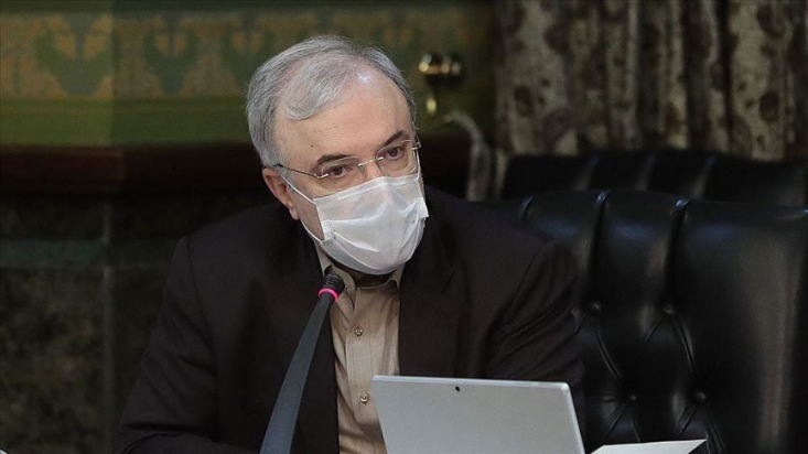 کوچکترین سادهانگاری در قبال کرونا پیک سنگینی را به جامعه تحمیل کند/ تا قبل از ۲۲ بهمن واکسیناسیون گروههای خاص را آغاز میکنیم/ همکاری با کوبا در تولید واکسن را ادامه میدهیم سعید نمکی گفت: همواره نگران بازگشتن یک پیک سنگین از کرونا به کشور هستیم و این ممکن است ناشی از شکلگیری انبوهی از مسافران و طوفانی از سفرهای سازمان نیافته باد که ما را گرفتار شرایط بسیار سختی کند.