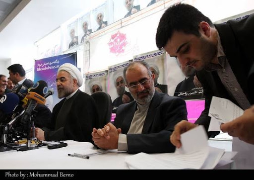 چرا دولت هنوز اصرار دارد به دشمن پالس ضعف بفرستد؟ مشخص نیست در وضعیتی که بایدن و مقامات وزارت خارجه آمریکا به صراحت از عدم لغو تحریمها سخن میگویند چرا مقامات و مشاوران دولتی بهجای تلاش برای بالا بردن موضع مذاکراتی خود، ابزارهای دیپلماسی خود در عرصه مذاکره را هدف حمله قرار میدهند.