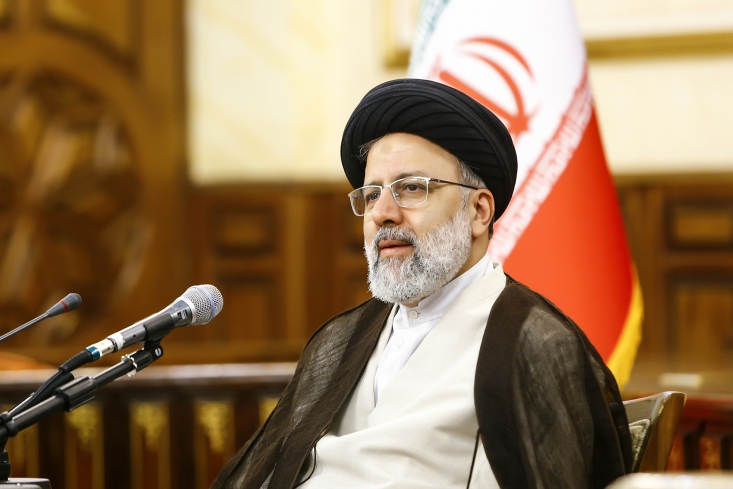 رییسی: مدیری که باید بر تسهیلات نظارت کند با یک جعبه سکه میلغزد/ ما ۲۵ نفر از بانک مرکزی دستگیر کردیم/ مدیرکل بانک مرکزی، از کشف طلا و سکه در منزل تا تقدیر از سوی حسن روحانی رییسی در بخشی از صحبتهای خود در گفتگوی ویژه خبری گفت: جلوی مدیری از بانک مرکزی که باید درباره اعطای تسهیلات نظارت میکرد، جعبه سکه گذاشته شد و او هم برگه ارائه تسهیلات را امضا کرد.