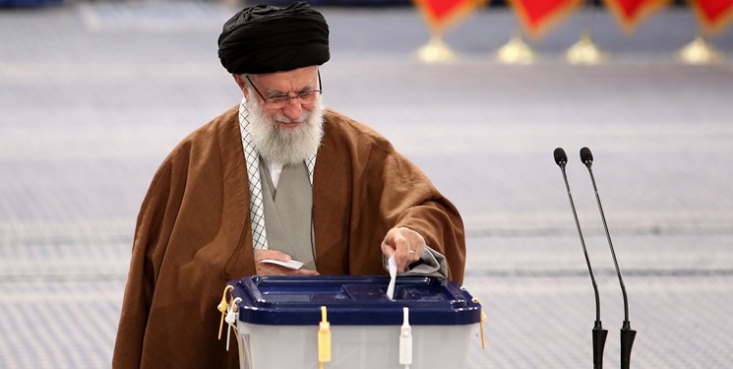 رهبر انقلاب جمعه ساعت ۷ صبح رای خود را به صندوق خواهند انداخت حضرت آیتالله خامنهای رهبر انقلاب در اولین دقایق آغاز رأیگیری با حضور در محل صندوق سیار ۱۱۰ در حسینیهی امام خمینی (رحمهالله)، رأی خود را به صندوق خواهند انداخت.