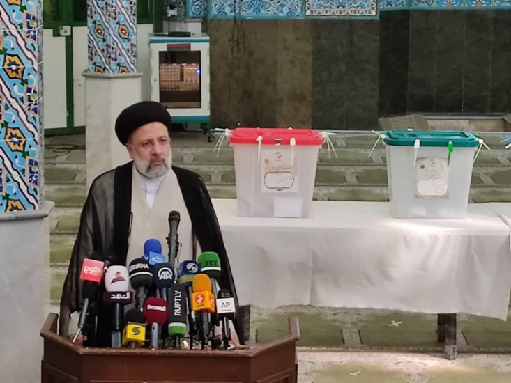 همه پای صندوق رای بیایند/ برای تغییر در زندگی مردم، همراه آنها خواهم بود رئیسی گفت: من مردم را صاحب حق می دانم و برای دولت وظیفه قائلم و حق را برای مردم و تکلیف را برای دولت می دانم و با تمام وجود در خدمت مردم خواهم بود تا آنها احساس کنند در زندگی شان تغییر ایجاد شده است.