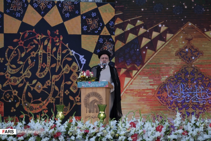 دولت باید خدمتگزار مردم باشد نه منتگذار/ جلب رضایت خدا در گرهگشایی از کار مردم است/ شرط کار در دولت من قبول داشتن من نیست؛ حفظ کرامت مردم است/ واکسیناسیون عمومی برنامه فوری دولت قوی است رئیسی گفت در ادوار گذشته اگر کسی در دولت مسئول میشد کسانی که به نحوی به او رای ندادند در ادارات و سازمان ها برایشان مساله ایجاد میکردند.