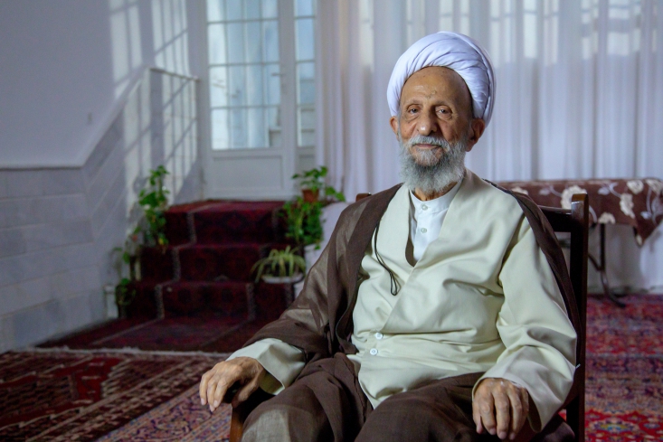 تحصن، عقدهگشایی و چند مساله دیگر! مصباح از شهید بهشتی مظلومتر است. بهشتی هیچگاه پس از شهادتش لعن نشد. خرج پایان غائله فحاشی و توهین به بهشتی، یک جمله امام(ره) بعد از ترور او بود و امروز با طومار بلند قول و عمل رهبر انقلاب، مصباح نه اینکه نقد شود، لعن میشود و فحش میخورد.
