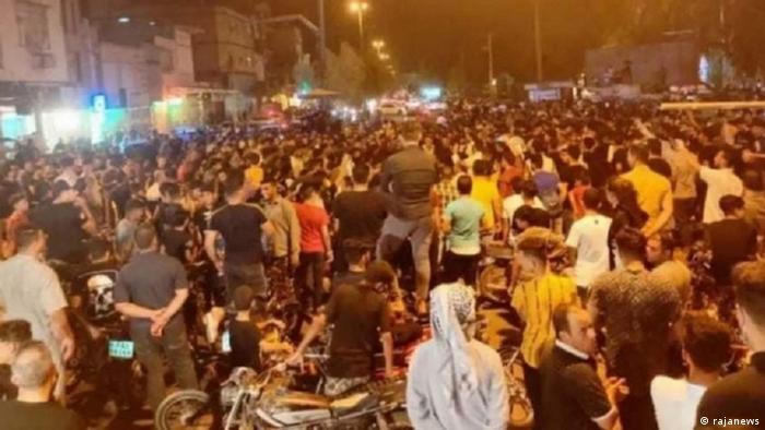موبایلهای مدنی به جای دوربین حاکمیتی/ سهم تاکتیک کجدار و مریز رسانه ملی در به انحراف کشاندن مطالبات مردمی چقدر است؟ سوال اینجاست که چرا صداوسیما با مشاهده نتیجه اقدامات خود هنوز هم بر این تاکتیک فشل پایبند است و توجهی به صدای منتقدان خود ندارد؟ آیا تبعات منفی و عواید خانمان سوز این تحرکات برای او عبرت شدنی نیست؟