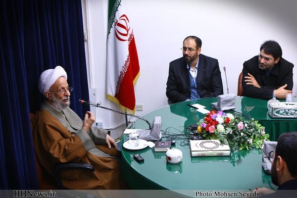 برخی تنگنظران هرچه زیبایی در جهان وجود دارد را بد میشمارند/ هنر در هر شكلی میتواند برای رسیدن به خدا استفاده شود عضو مجلس خبرگان درخصوص تعریف هنر و مبانی فرهنگ بشر گفت: هنر را به هر شكلی كه تعریف كنیم یا هر عرصه هنری را پیش رو داشته باشیم، میتوانیم از آن برای رسیدن به خدا استفاده كنیم و دین به ما میگوید كه چگونه گام برداریم تا به هدف مطلوب برسیم. دین داری دو بخش بینشها و ارزشها است كه باید به آن توجه ویژهای نماییم.