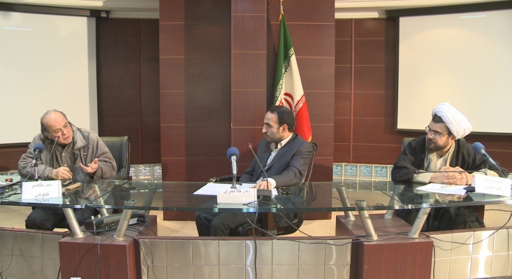 ناصر فکوهی: «راهپیمایی 22 بهمن» پدیده ای متفاوت از «کارناوالهای شهری اروپا و آمریکای لاتین»/ جوادی یگانه: هم افراط تلویزیون در عامگرایی و هم تفریط قطعنامهها در خاص گرایی به بازنمایی 22 بهمن ضربه زده است در انتخابات ها تلاش میشود این بحث مطرح شود که انتخابات،انتخابات واقعی نیست. اما این تا زمانی اثر دارد که شما بتوانید شواهدی را برایش ذکر کنید. این که در انتخاباتی 30 الی 40 درصد غایب وجود دارد الزاما چیز بدی نیست.وقتی خبرنگاران خارجی به ایران میآیند و با مردم صحبت میکنند و بسیاری از مردم آزادانه اعلام میکنند که ما در تظاهرات شرکت نمیکنیم،اصلا بد نیست.این اتفاقا باعث افزایش اعتبار آن انتخابات یا جشن میشود. به این جهت که مبین آزاد بودن و غیر اجباری بودن حضور در آن است. یکی از نشانه های انتخابات تصنعی بالا بودن بیش از حد مشارکت است.غالبا در دیکتاتوری ها مشارکت در انتخابات 99 درصد بوده است که نشان دهنده قلابی بودن آن است.