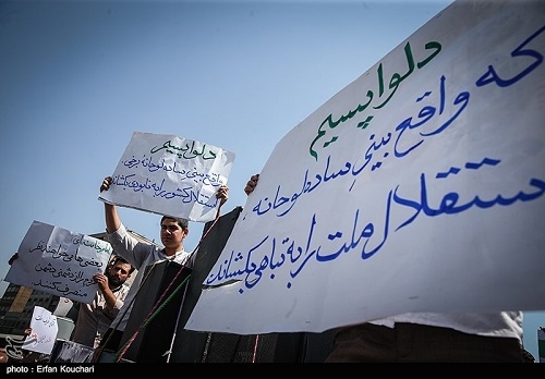 مو به مو خواستههای آمریکا محقق شد؛ پس موضوع مذاکرات یک سال و نیم اخیر چه بوده است؟ / گزارش بدهید از کدامیک از خطوط قرمزهای مذاکرات عبور نشده است؟! / درباره تحریمها با مردم روراست باشید!