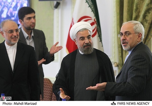 از سوی دیگر تلاش مقامات دولتی برای توجیه مذاکرات لوزان و کتمان مباحث مطرح شده در این مذاکرات این ابهام را به وجود آورده که در جریان این مذاکرات چه مباحثی مطرح شده و درباره چه پارامترهایی توافق شده که تیم مذاکره کننده ایرانی از بیان آن ابا دارد. 