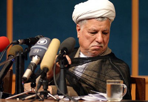 هاشمی دهه 60: اگر پلیس زورش به بد حجاب ها نرسد چاره ای نداریم بگوییم خود مردم امر کنند/هاشمی دهه 90: همه مصیبت خشک مقدس ها اینست که چرا چند زن در خیابان این گونه اند هاشمی دهه 60: مسأله حجاب است. این یک مسأله فتوای همه فقهای ماست. ما نمیتوانیم از این صرف نظر کنیم. نمیتوانیم اجازه دهیم توی خیابان ها بچه های مسلمان ها گناه بکنند. ما هم مرتب به مردم وعده دادیم که گشت درست کردیم، گشت هایمان چه می کنند. دیدند نه، خبری از آن هم نیست، خیلی جدی عمل نمیشود، آنها هم دارند پُررو میشوند... کار بحمداللَّه به اندازه کافی بود، ضربه ای که می خواستید وارد کنید و بعضی ها را بیدار کنید، بیدار کردید و آینده هم اگر دیدید ما بیدار نشدیم دوباره بگویید، حرفی نداریم. تحریک نکنید و بدانید که نصایح ما هم حدی دارد. همان طور که عرض کردم ما اگر دیدیم که قاضیمان نتواند، پلیس مان نتواند، زورش به شما نرسد چاره ای نداریم یک روز بگوییم خود مردم امر کنند. امر به معروف و نهی از منکر ممکن است به آن مرحله برسد.