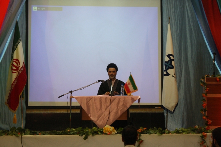 در لوزان خودمان قبول کرده ایم که قطعنامه جدیدی صادر شود که این توافقاتی که در بیانیه قبول کرده ایم را «الزام آور بین المللی» کند و آنها قبول کردند که تمام قطعنامه های مرتبط با هسته ای را لغو کنند. سوال اینجاست که کدام یک از این 7 قطعنامه مرتبط با هسته ای است؟ باید گفت که 75 درصد مرتبط با هسته ای نیست و این یعنی قطعنامه جدید و محدودیت های جدید و در این بند از بیانیه اضافه شده است که گامهای معین محدودساز نیز در قطعنامه گنجانده خواهد شد!