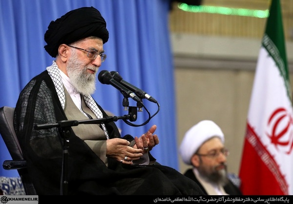 رهبر معظم انقلاب: جاهلیت امروز در غرب بازتولید شده است/ خلیج فارس ناامن برای همه ناامن خواهد بود/ مشرکین هم در ماه حرام، جنگ را متوقف میکردند، اما امروز در ماه حرام در یمن بر سر مردم موشک میریزند حضرت آیتالله خامنهای با تأکید بر اینکه آمریکا به دنبال تأمین امنیت منطقه خلیج فارس نیست و صلاحیت اظهارنظر در این خصوص را هم ندارد، فرمودند: اگر منطقه خلیج فارس امن باشد، همه کشورهای منطقه از این امنیت بهرهمند خواهند شد اما اگر خلیج فارس ناامن شود، برای همه کشورهای منطقه ناامن خواهد بود.