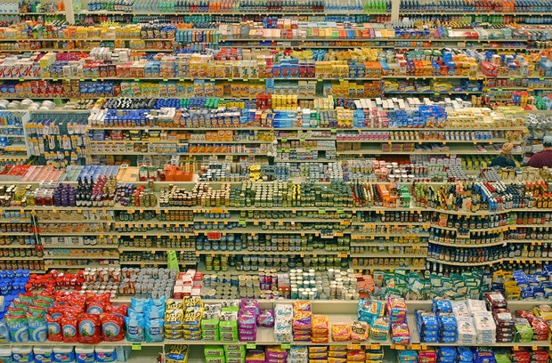 تشویق علنی مردم به خرید کالای خارجی! اگرچه چند سالی بیشتر از ورود ابرمارکتها به پایتخت نمیگذرد اما اکنون در گوشه و کنار شهر، فروشگاههای چندمنظورهای دیده میشود که با کاهش قیمت کالاهایشان، گوی سبقت را از خردهفروشیها ربودهاند.